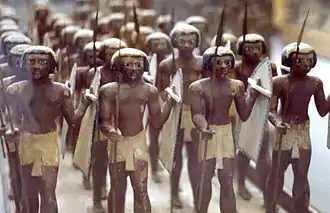 Figurines de soldats égyptiens provenant de la tombe de Mesehti (XIe dyn.) au musée du Caire.