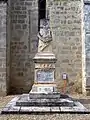 Le monument aux morts à côté de l'église.