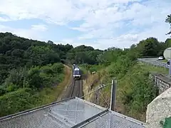 Un autorail au sortir du tunnel des Écomboles no 1.
