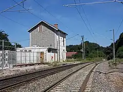 La gare de Mesnay-Arbois et sa sous-station électrique.