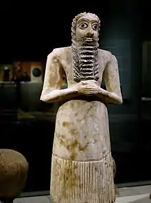 Statue d'un personnage masculin en posture d'orant, Tell Asmar, Metropolitan Museum of Art.