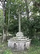 Mespaul, Finistère, croix votive élevée à l'occasion d'un épisode de peste en 1626.