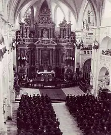 Photographie présentant une messe à l'église Saint-Louis dans les années 1950.