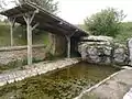 La fontaine et le lavoir en bas de l'église