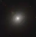 M105 dans le visible par le télescope spatial Hubble.