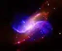 Image composite de M106 utilisant les données captées dans le visible par le relevé DSS (en jaune), dans le domaine des ondes radio par le VLA (en violet), dans le domaine des rayons X par le télescope spatial Chandra (en bleu) et dans l'infrarouge par le télescope spatial Spitzer (en rouge).