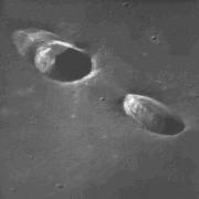 Photo d'une paire de cratères lunaires.