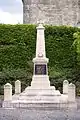 Le monument aux morts devant l'église (août 2011)