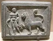 Représentation d'Héraclès et du lion de Némée dans le contexte gréco-bouddhique du Gandhara. Ier siècle, schiste, 26 × 35 cm. MET