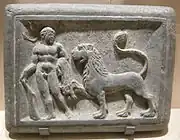 Héraclès et le lion de Némée, contexte gréco-bouddhique du Gandhara. Ier siècle, schiste, 26 × 35 cm. MET