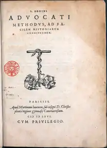 Page d'un livre en latin, un dessin représentant un serpent enroulé autour d'un mat en bois est au centre