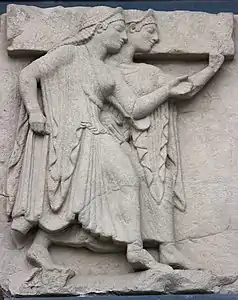 Deux jeunes filles qui dansent. Métope, grès H. 80 cm. Héraion du Sele . Second temple, v. 500. MNArch Paestum