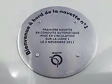 Vue de la plaque ronde posée sur le tableau de bord commémorant la mise en service de la première rame MP 05.