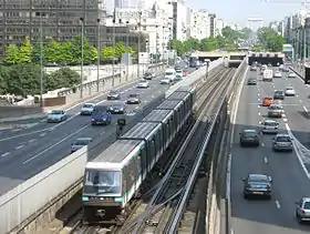 Le pont de Neuilly avec une rame de la ligne 1 du métro.