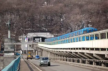 Pont métro sur lequel passe la ligne 1 du métro de Kiev.