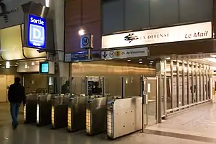 Entrée de la station, côté est, dans la salle d'échanges de la gare de la Défense.