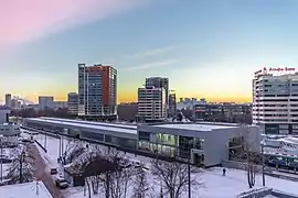 Le bâtiment couvre les quais.