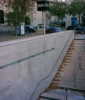 Escalier d'accès à la station Saint-Barnabé.