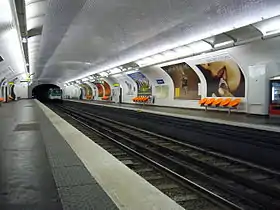 Une rame MF 67 quitte la station,en direction dePorte de la Chapelle, en novembre 2008.