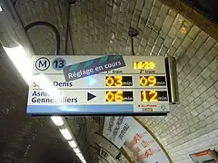 Ligne 13, 16 h 28Direction Saint-Denis (flèche bleue - prochain train) :- 1er train dans 3 minutes- 2e train dans 9 minutesDirection Asnières - Gennevilliers (flèche jaune) - (éteinte) :- 1er train dans 6 minutes- 2e train dans 12 minutes.