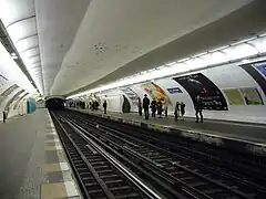 Les quais rénovés de la station, en cours de travaux pour la pose des portes palières.