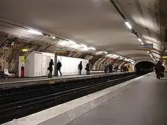 La station après son décarrossage, avant changement du carrelage en 2008.