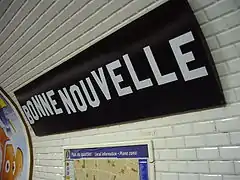 Une des plaques caractéristiques de la station Bonne-Nouvelle.