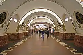 Station Plochtchad Vosstanïa, de type « à pylônes »