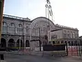 La station en construction en juillet 2004 devant la façade principale de la Gare de Turin-Porta-Nuova