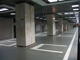 Le quai central de la station avec en son milieu une rangée de piliers de soutènement