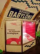 Une des vitrines de la station Sèvres - Babylone.