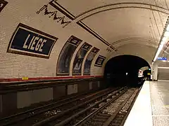 La station Liège aux quais décalés, avant la pose des portes palières.