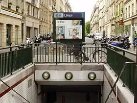 Entrée de la station sur le terre-plein de la rue de Liège.