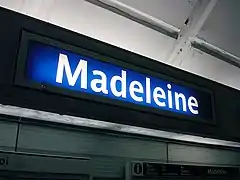 Détail de la plaque indiquant le nom de la station sur la ligne 14.