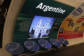 Panneau culturel lumineux de la station Argentine rénovée.