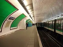 La demi-station nord, avant l'automatisation, avec une rame se dirigeant vers La Défense.