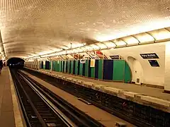 Demi-station sud, façades de quai en cours de pose.