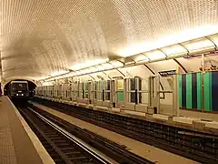 Demi-station sud, façades de quai en cours de pose.