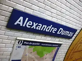 Plaque indiquant le nom de la station.