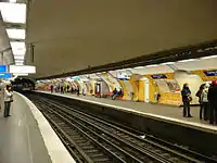 Photographie des quais et voies de la station Charles de Gaulle - Étoile (partie souterraine de la ligne)