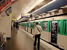 Quais de la ligne 2, direction Porte Dauphine, en octobre 2008.