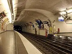 La station Anatole France et ses quais partiellement décalés.