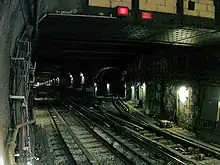 Le raccordement avec la ligne 7 à droite, à l'ouest de la station Opéra. À cet emplacement, le tunnel de la ligne 3 se situe exactement au-dessus de la gare Auber du RER A.