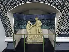 Statue d'Antoine Parmentier distribuant des pommes de terre dans la station portant son nom.