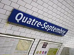Panneau indicateur du nom de la station.