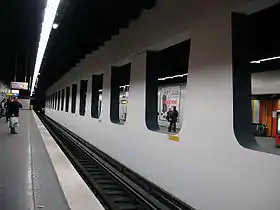 Vue de la station Les Halles et de son piedroit central.