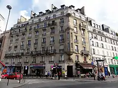 L'entrée de la station se situe au rez-de-chaussée d'un immeuble.