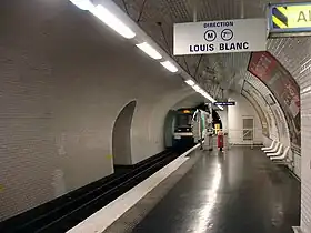 Une rame MF 88 quitte la stationen direction de Louis Blanc.