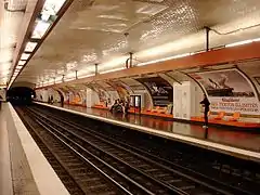 Quais de la ligne 9.