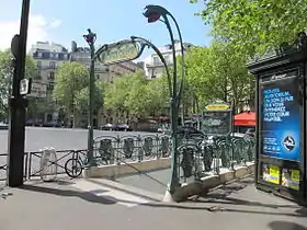 L'entrée de métro Guimard de la station.